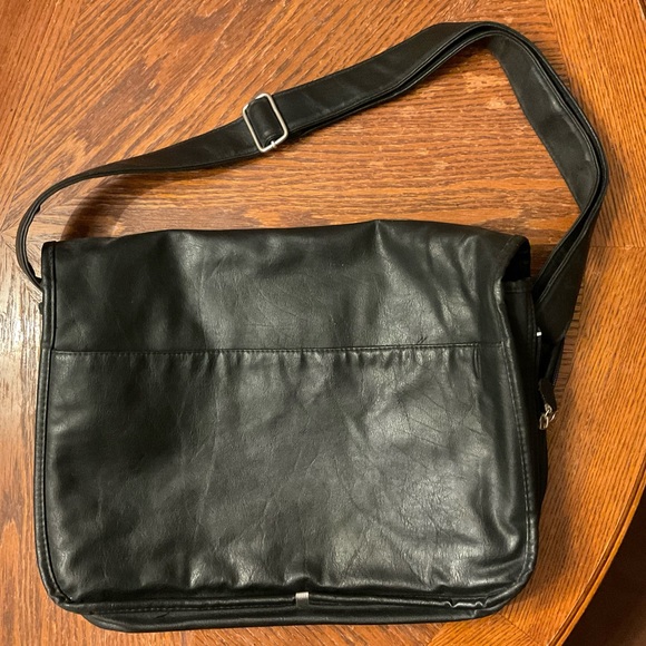 Multi Pocket Durable Vegan Faux Leather Silver Hardware Active Cary Bag! - Picture 15 of 16